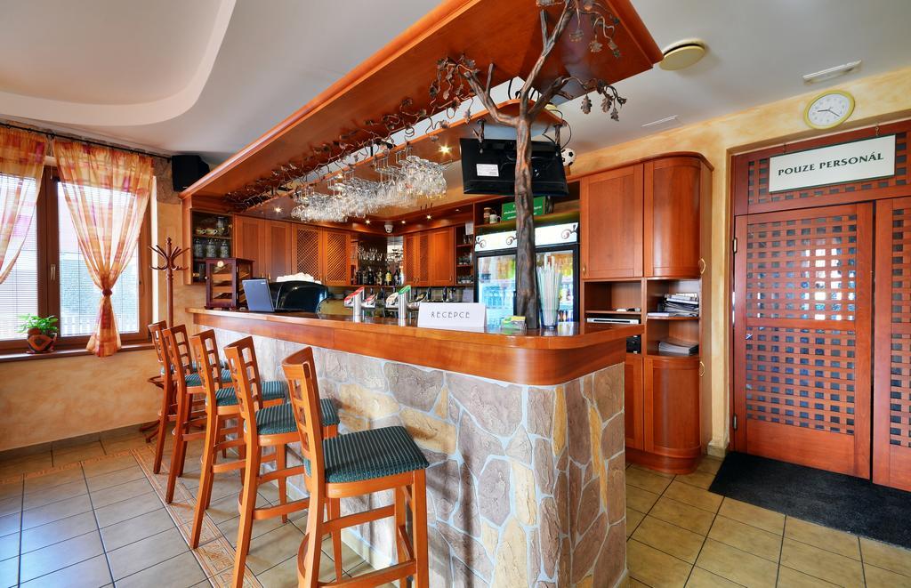 Restaurace A Penzion Kamenec Jilešovice Exteriör bild