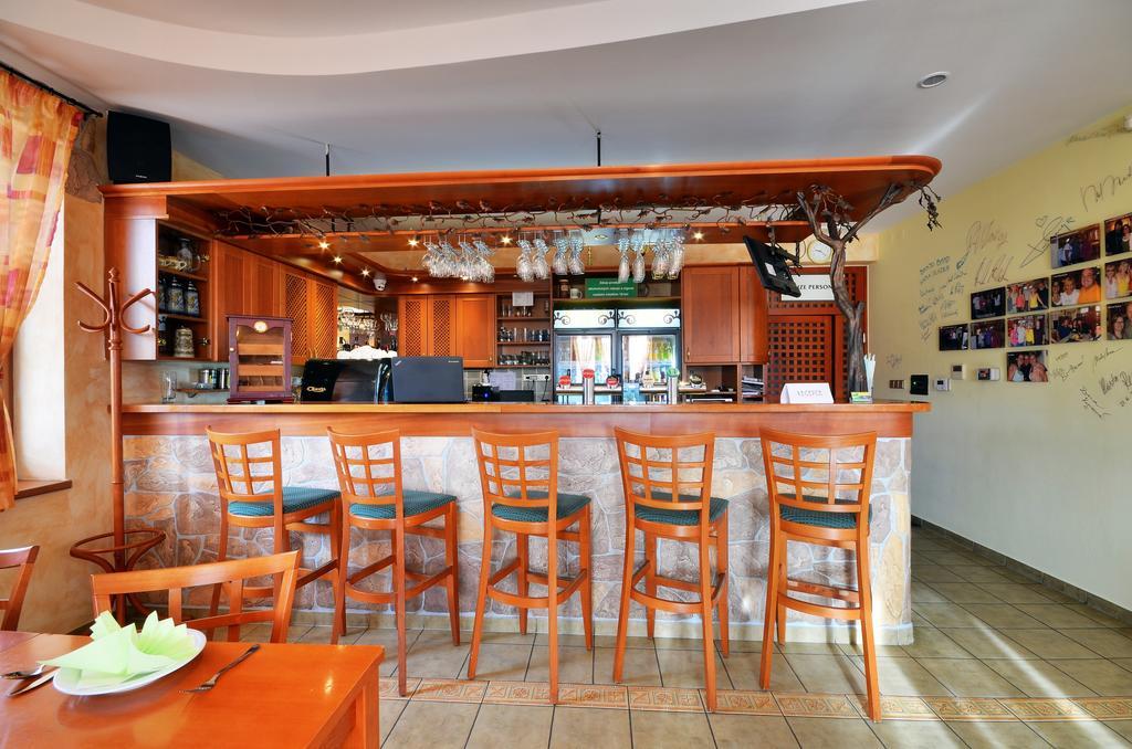 Restaurace A Penzion Kamenec Jilešovice Exteriör bild