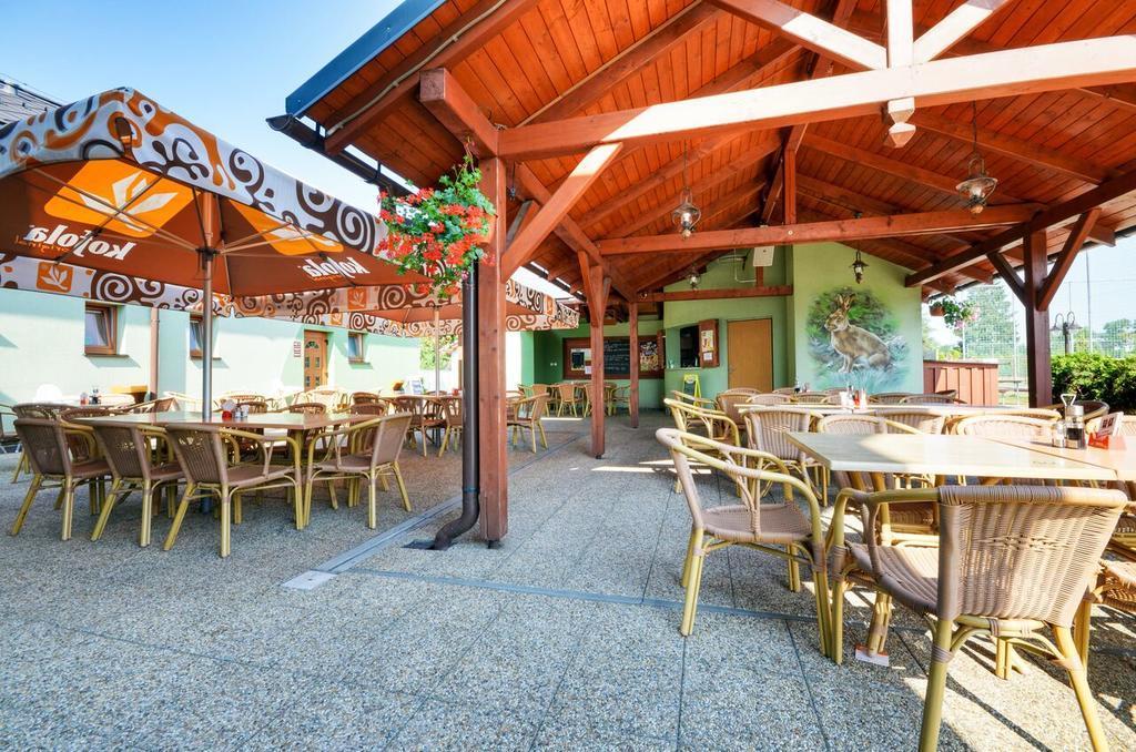 Restaurace A Penzion Kamenec Jilešovice Exteriör bild