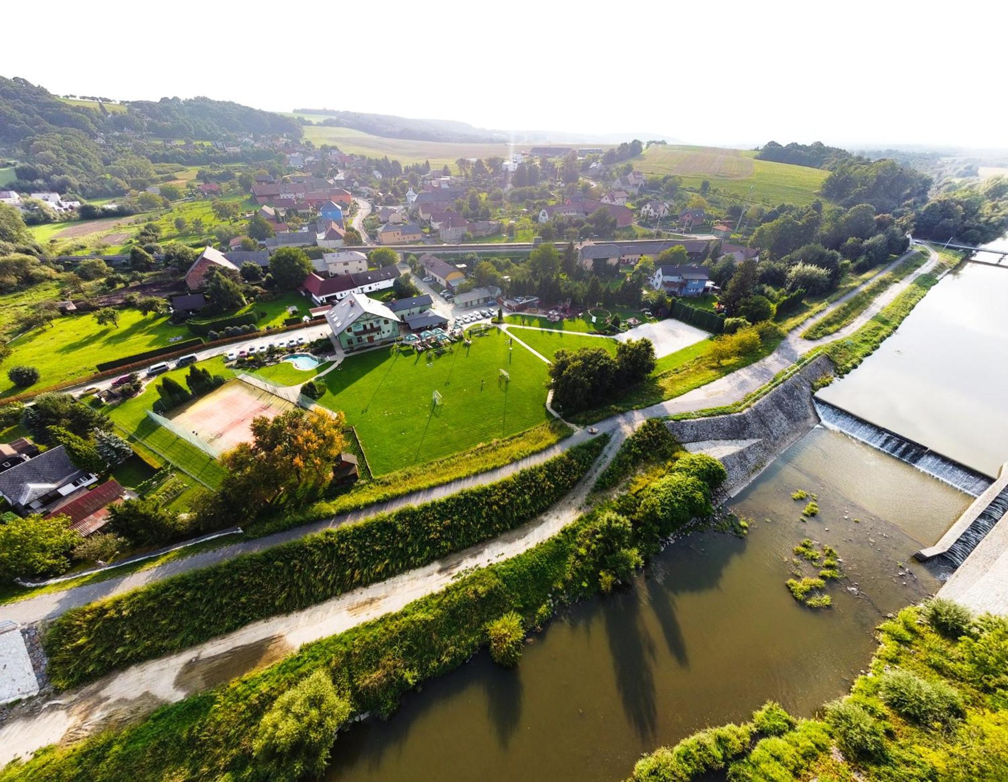 Restaurace A Penzion Kamenec Jilešovice Exteriör bild